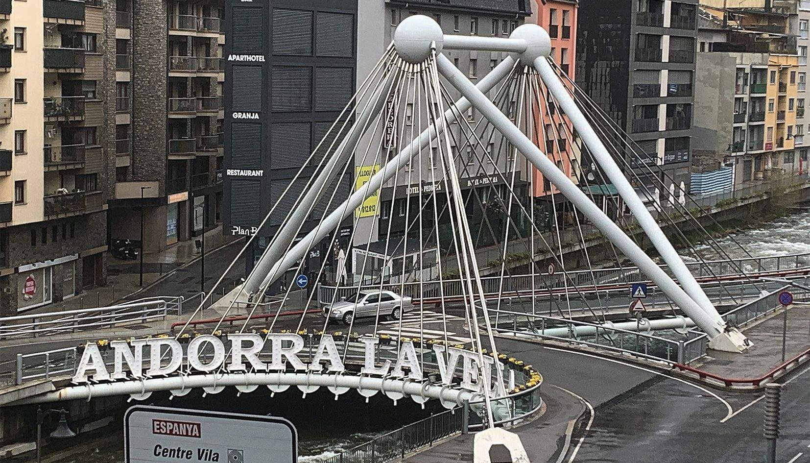 Una imatge del pont de Madrid, a Andorra la Vella, aquest dilluns plujós de Pasqua.
