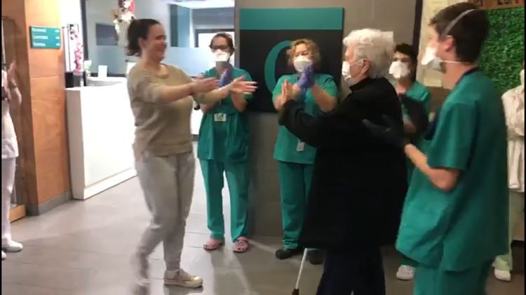 La Ramona surt de l'hospital aplaudida pels sanitaris.