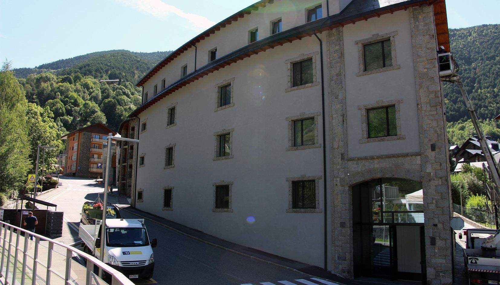 Edifici sociocultural d'Ordino, que acull diverses activitats.