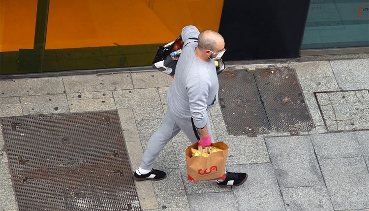 Un home anant a fer la compra aquest matí.
