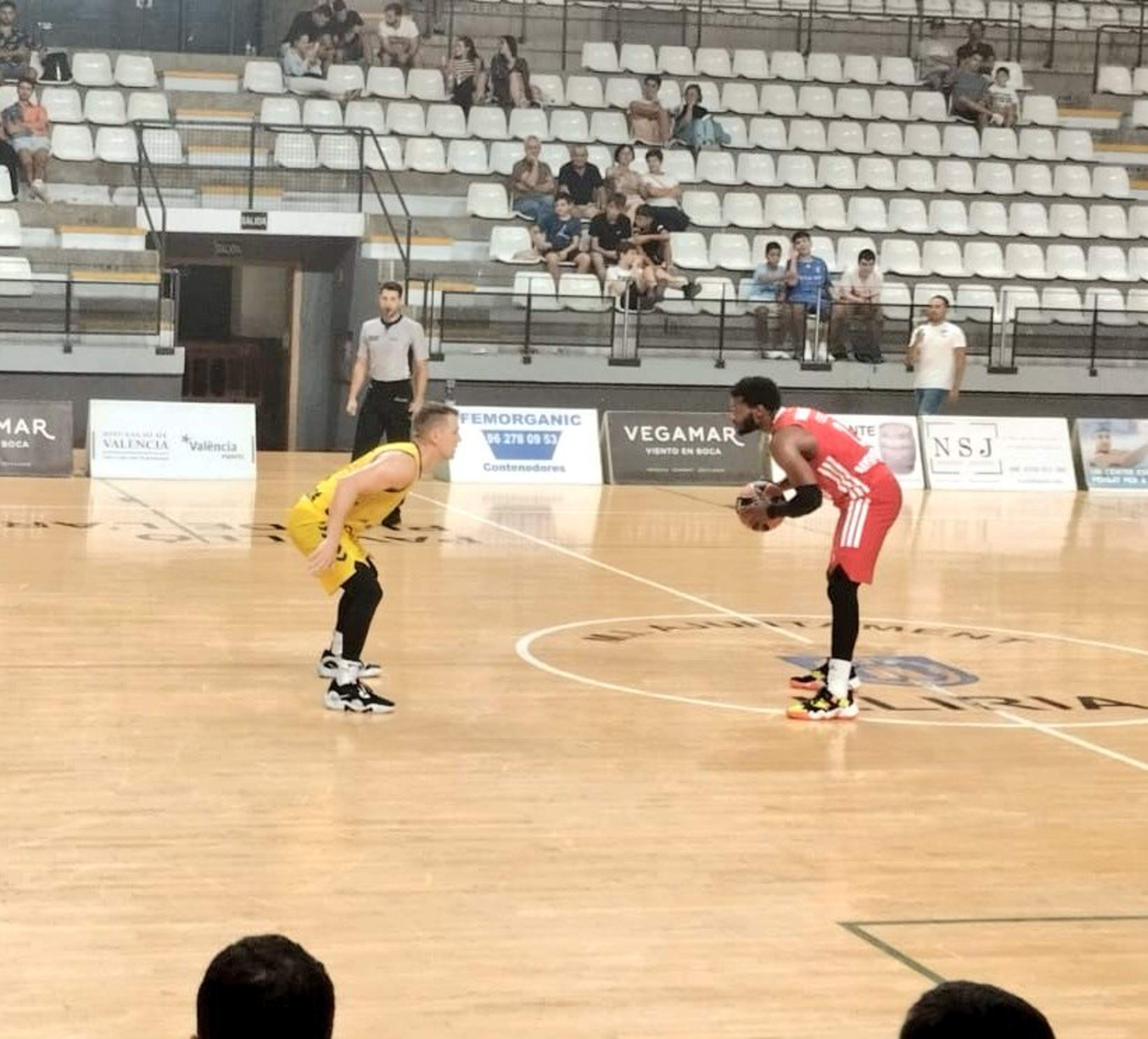 Dee defensa un rival.