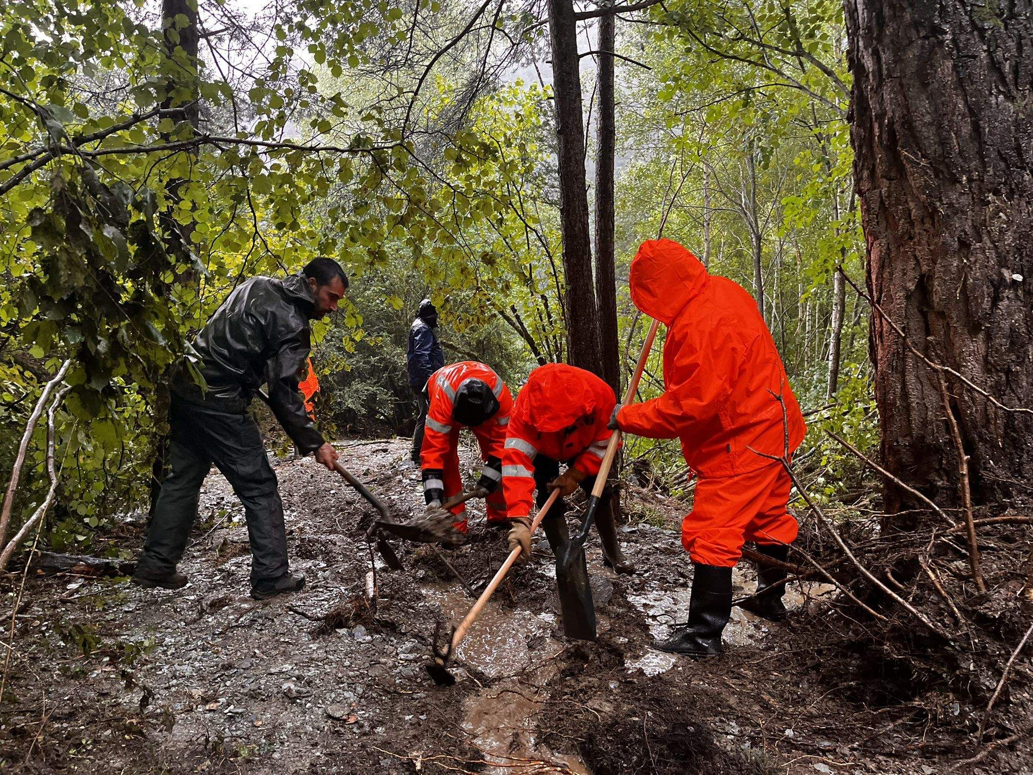 Treballs de neteja després del darrer episodi a la Massana.