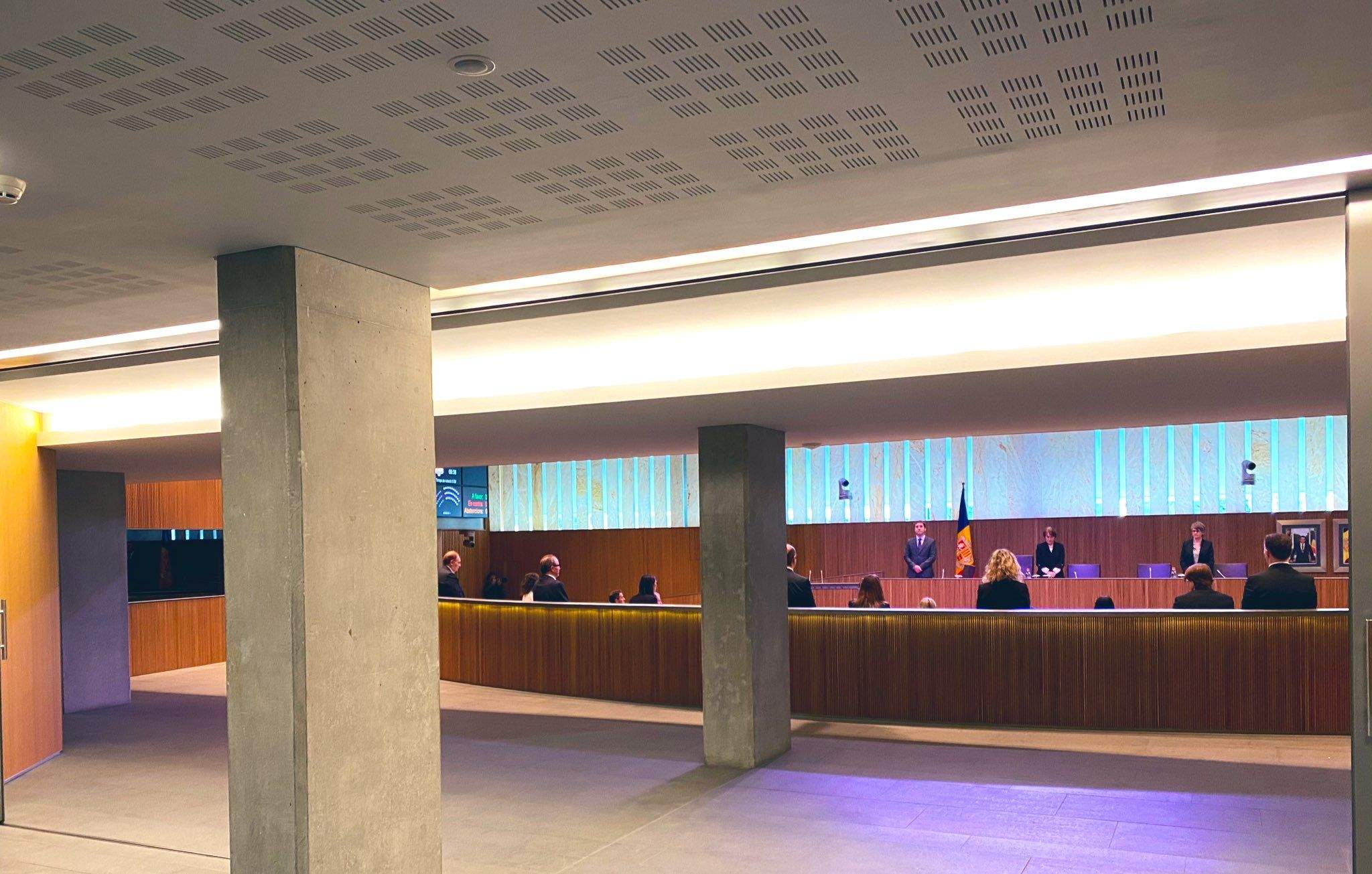 Els consellers han fet un minut de silenci abans d'iniciar la sessió.