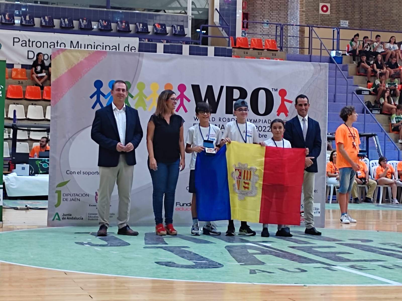 Els alumnes del Pas de la Casa rebent la distinció.