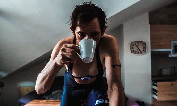 Smit pren un café sense baixar-se de la bicicleta.