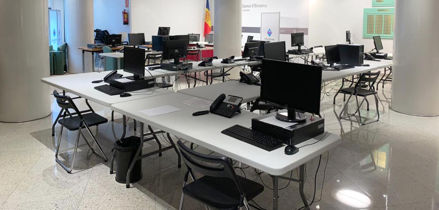 La sala del comú preparada per rebre les trucades. La sala del comú preparada per rebre les trucades.