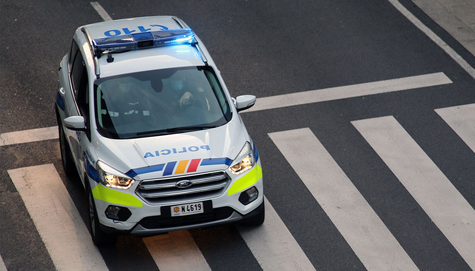Una patrulla de la policia circulant per un vial del Principat. Una patrulla de la policia circulant per un vial del Principat.