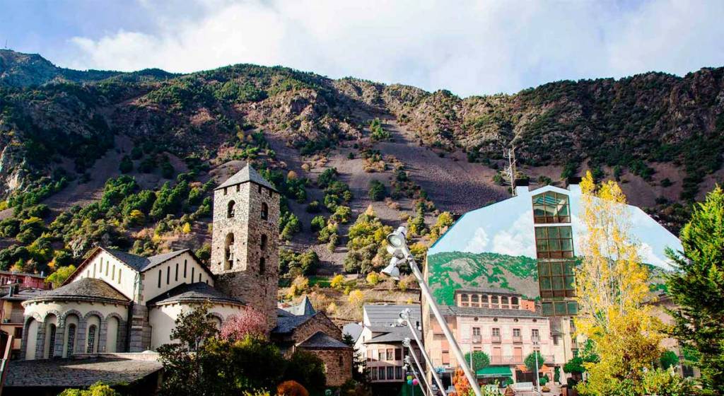 L'església de Sant Esteve i el comú d'Andorra la Vella.