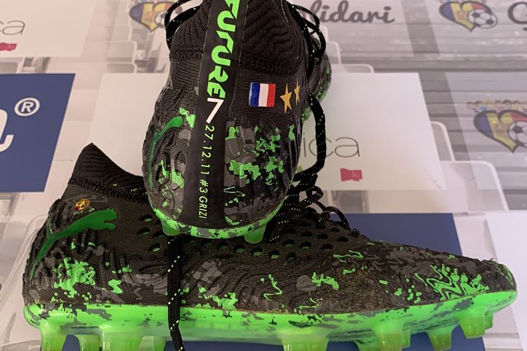 Les botes posades a subhasta a Gol Solidari.