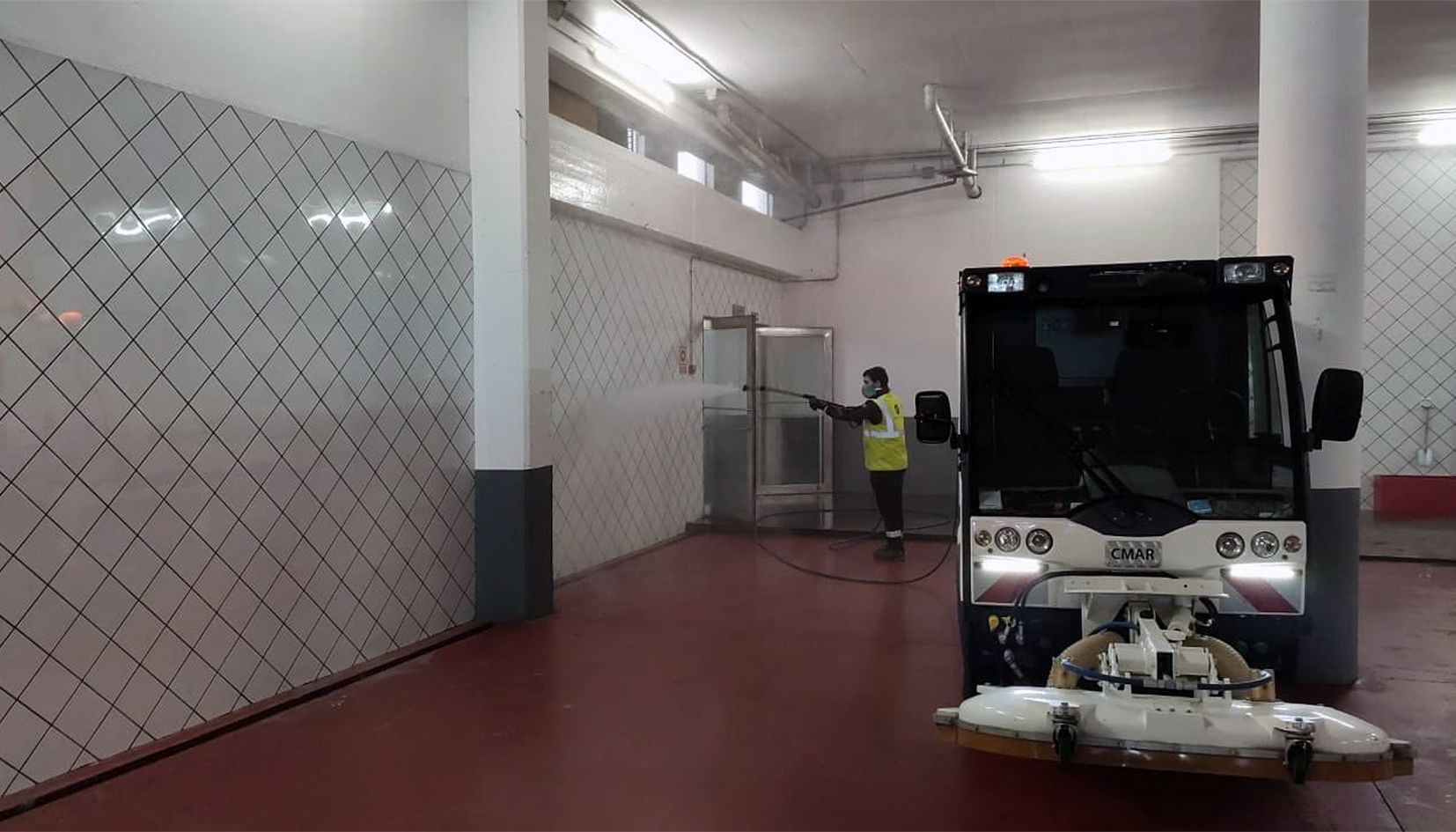 Operaris del comú d'Escaldes sanejant les instal·lacions del Prat Gran, que acolliran les proves.