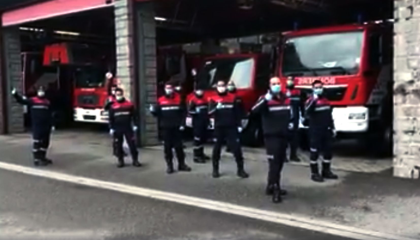 Agents dels bombers aquests darrers dies en una gravació davant les cotxeres del parc central. Agents dels bombers aquests darrers dies en una gravació davant les cotxeres del parc central.