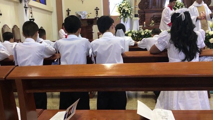 Instant d'una celebració de primera comunió.