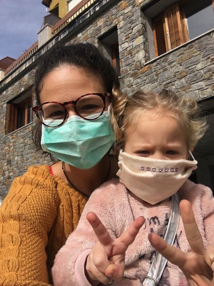Jessica amb la seva filla, un cop han pogut sortir del seu domicili.