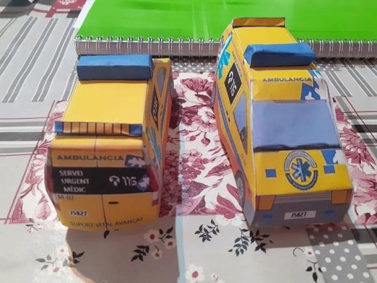 Una de les ambulàncies fetes amb el retallable.