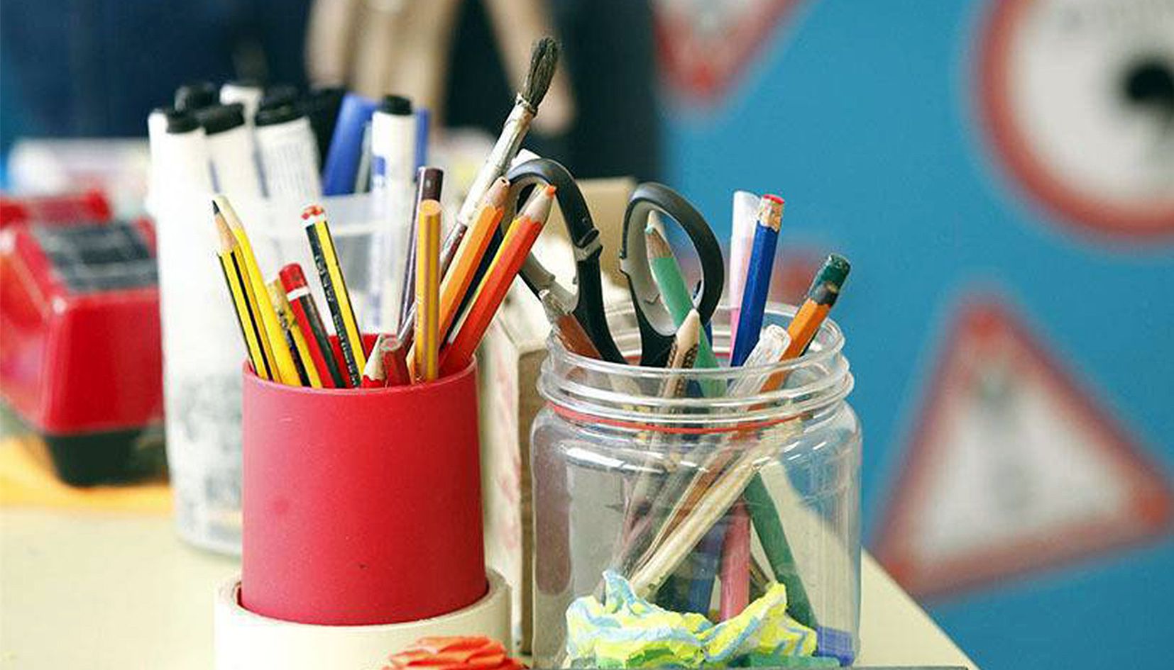 El material escolar s'ha de quedar a l'aula i s'ha de sanejar cada dia.