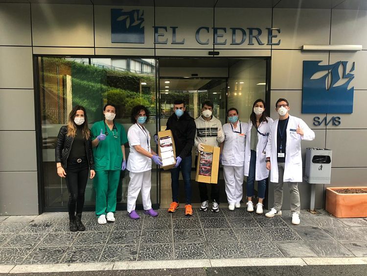 Professionals del Cedre amb el material facilitat per Bou i Checa.