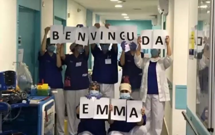 Els professionals del Sant Hospital van rebre afectuosament la pacient.