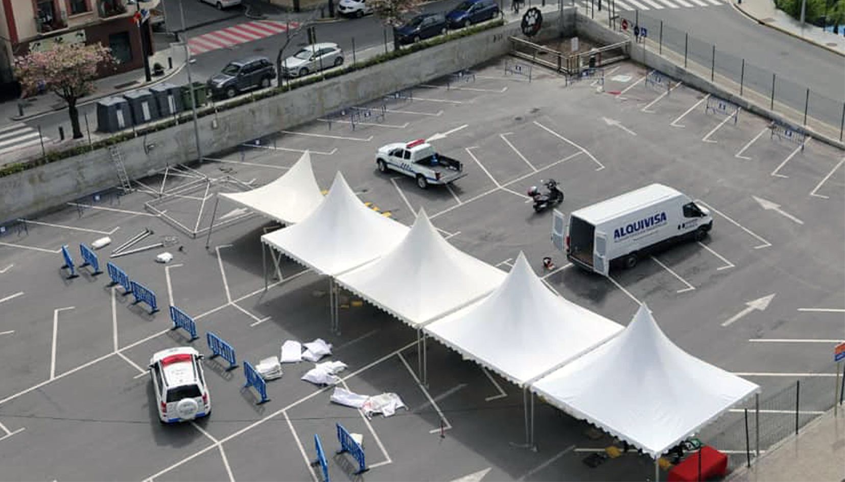 Preparatius per muntar el dispositiu de control (laboratori mòbil) a l'aparcament del Prat Nou de Sant Julià.