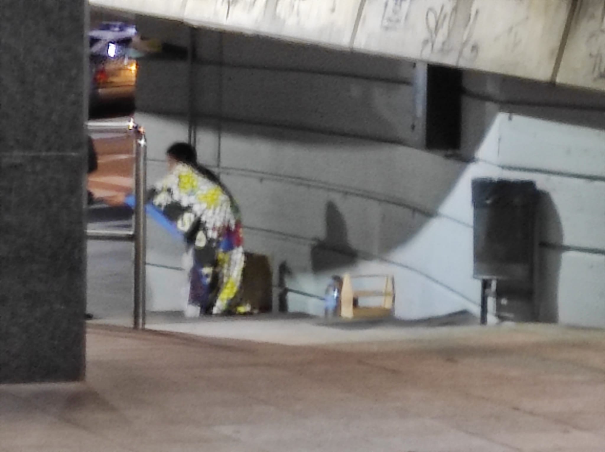 La dona mostrant un document d'identitat als agents al lloc on s'havia estirat.