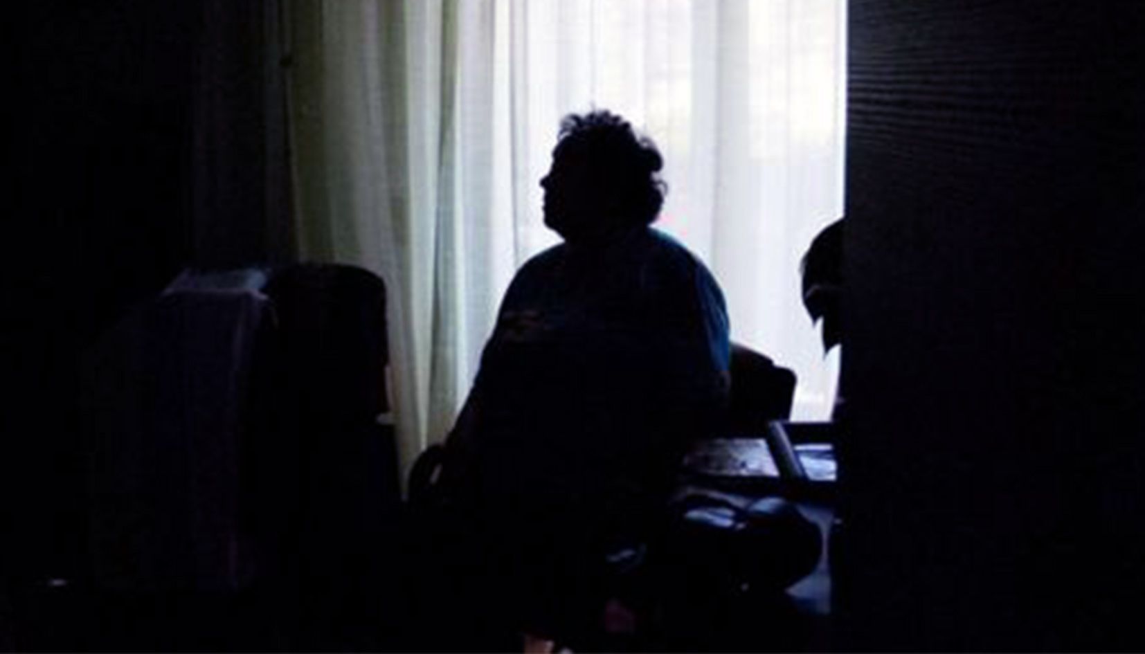 Fotografia al·legòrica d'una dona sola en un domicili.