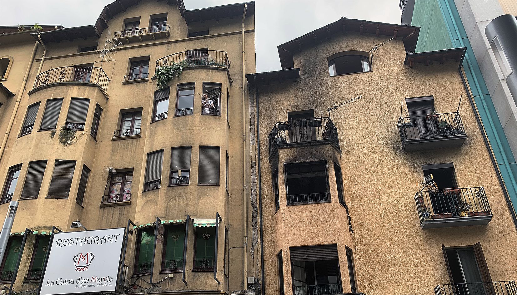 Una veïna de l'edifici annex a l'afectat per l'incendi, que va deixar clarament les traces al pis cremat, surt a la finestra aquesta tarda de diumenge. Una veïna de l'edifici annex a l'afectat per l'incendi, que va deixar clarament les traces al pis cremat, surt a la finestra aquesta tarda de diumenge.