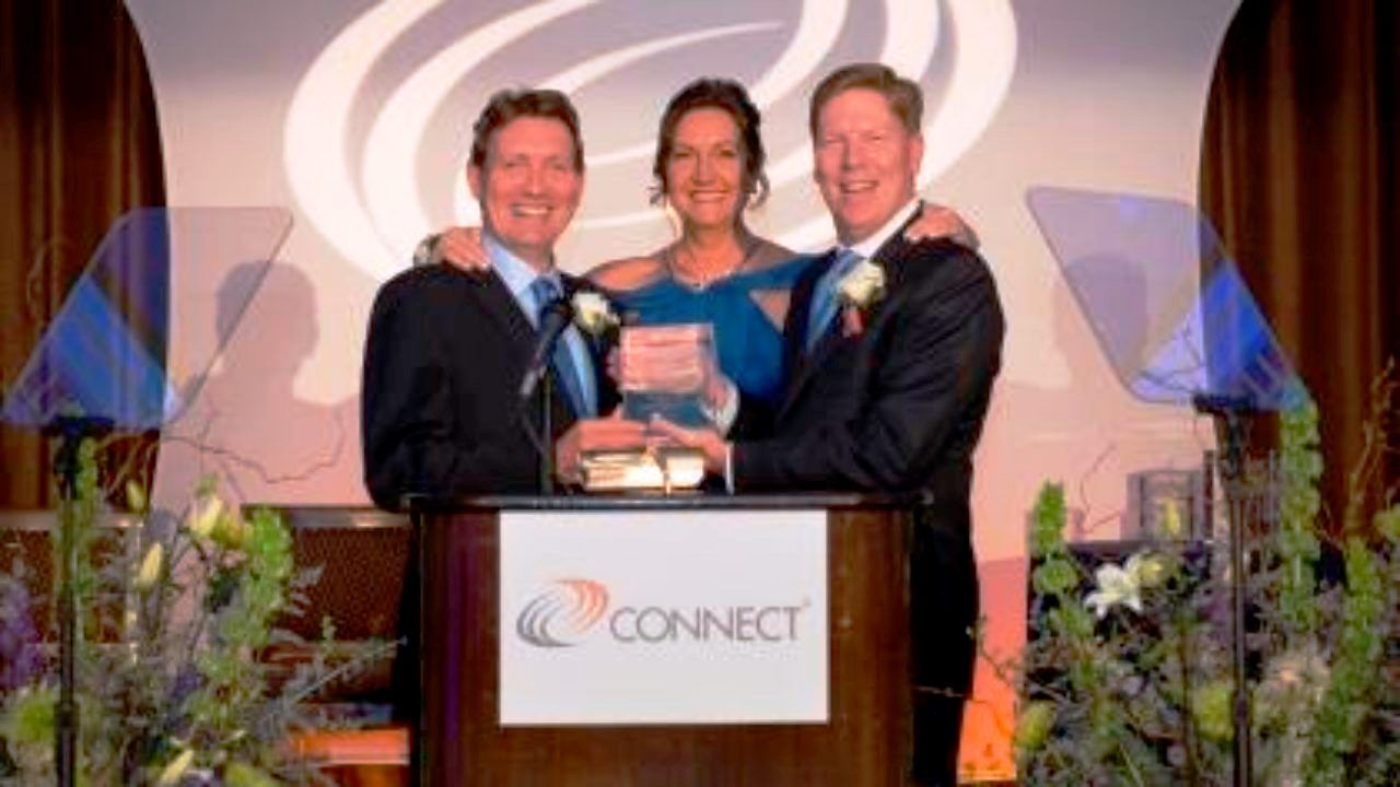 Magda Marquet recollint un premi a San Diego.