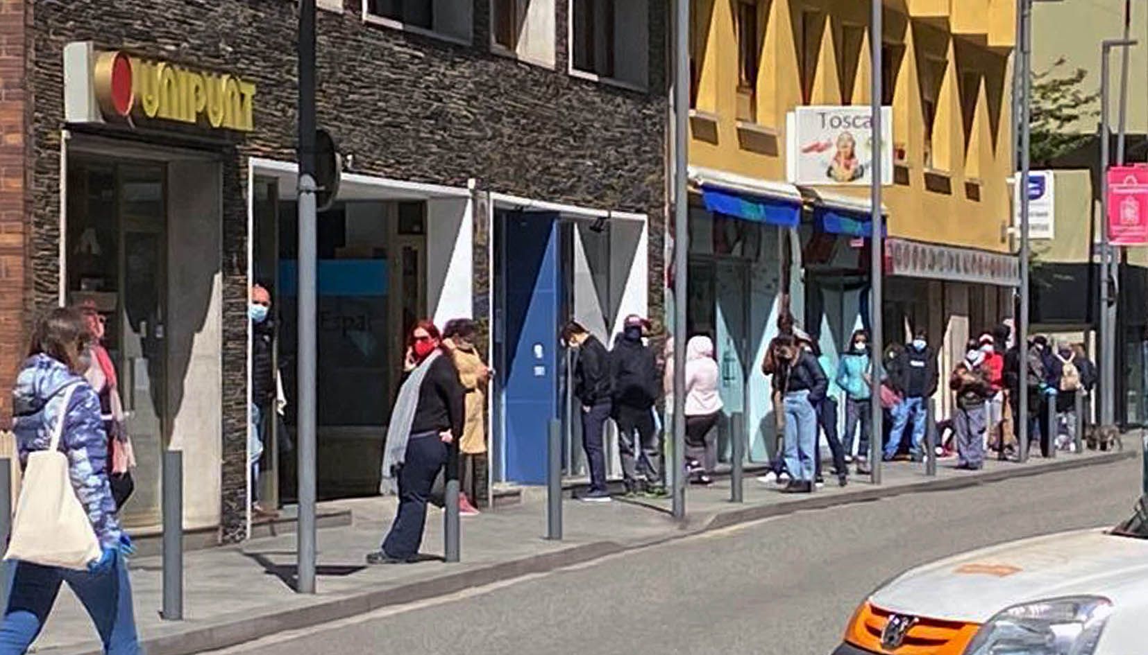 Cua a l'entrada de l'oficina de Correos d'Andorra la Vella.