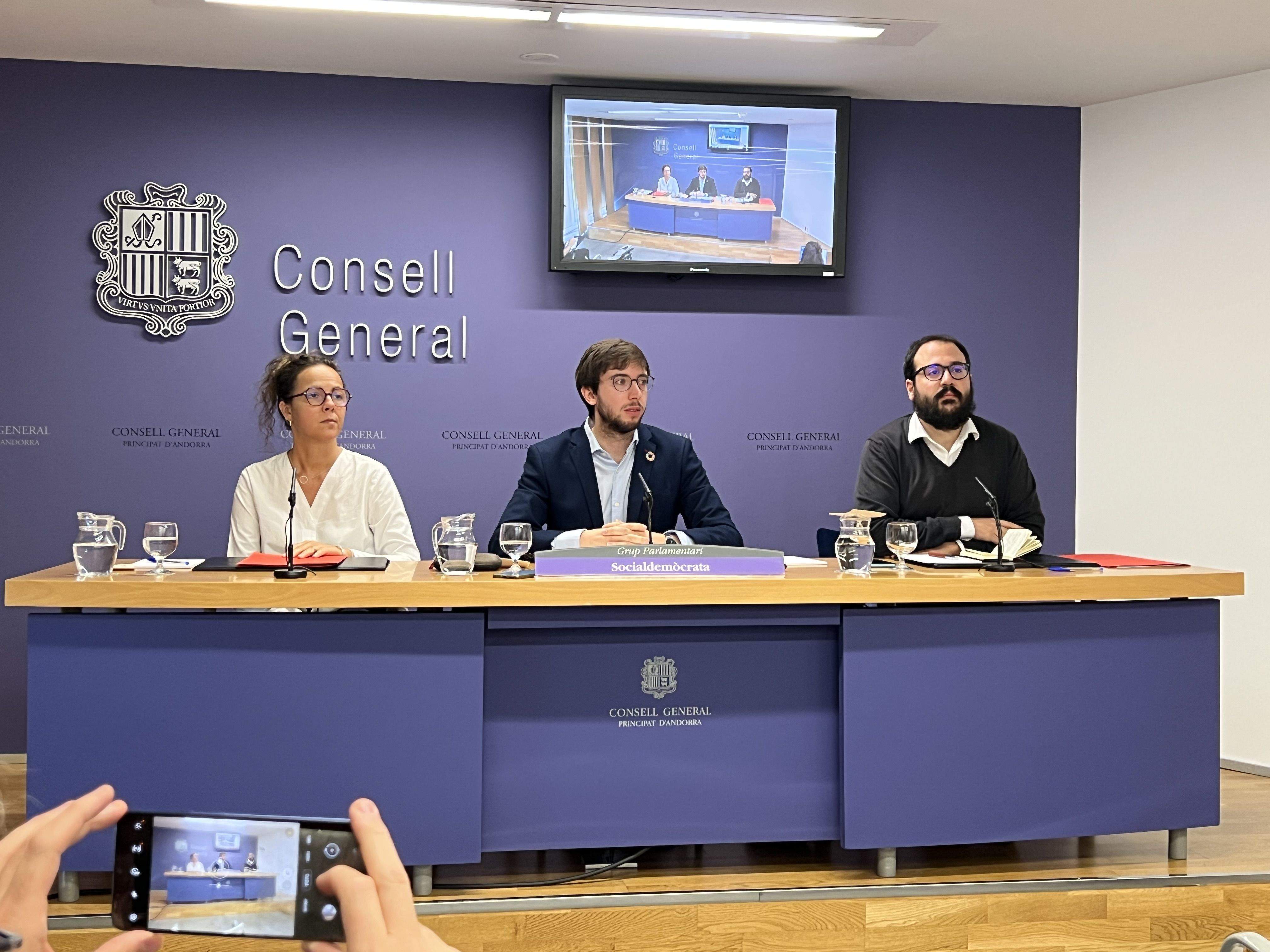 El grup parlamentari socialdemòcrata presentant les esmenes.