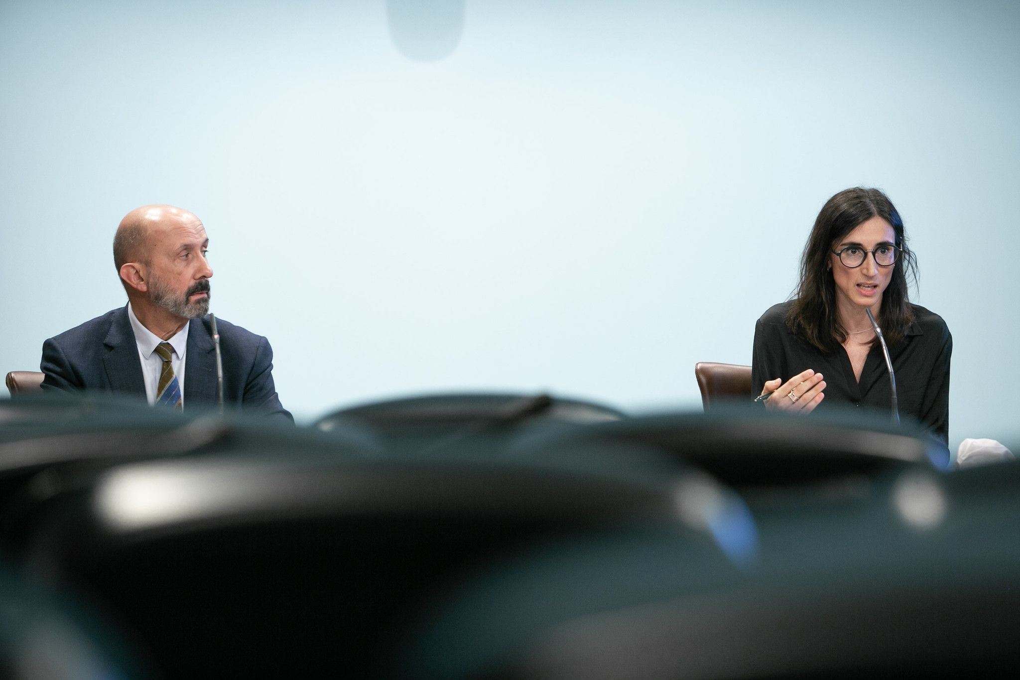 Joan Martínez Benazet i Cristina Royo durant la compareixença.