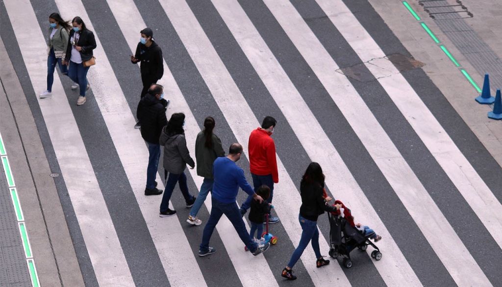 Vianants travessant l'avinguda Meritxell amb Bonaventura Armengol aquest dijous.