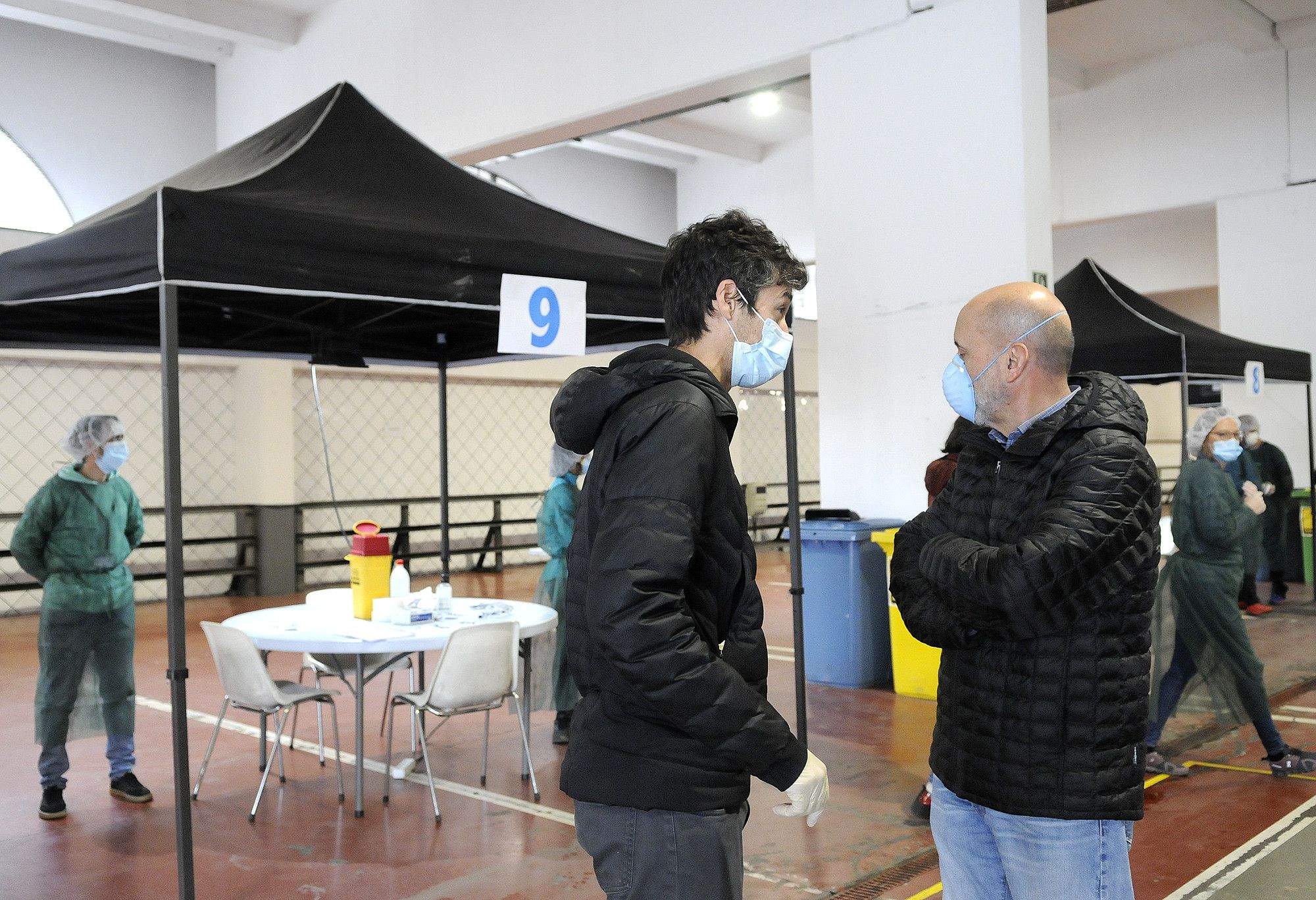 El ministre Joan Martínez Benazet comentant la jugada amb el biomatemàtic Joel López, un dels responsables del disseny de les proves, a l''stop lab' d'Escaldes.