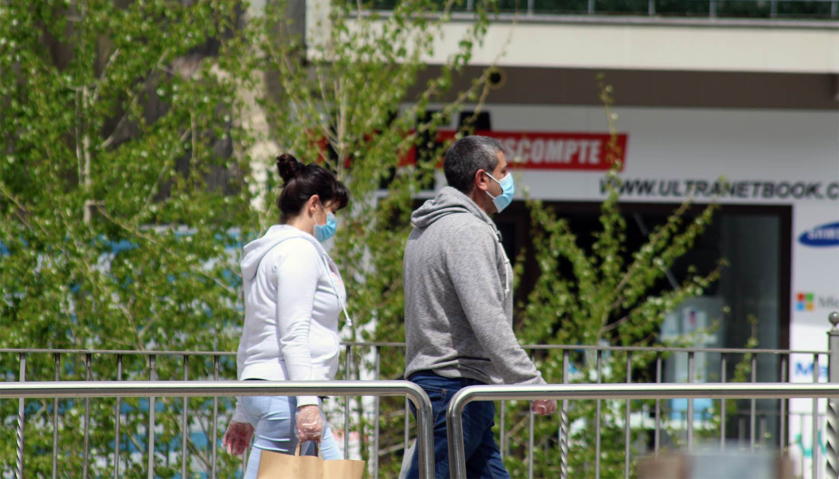 Dos ciutadans passegen aquest matí pel Passeig del Riu, entre Andorra la Vella i Escaldes, després d'anar a comprar.