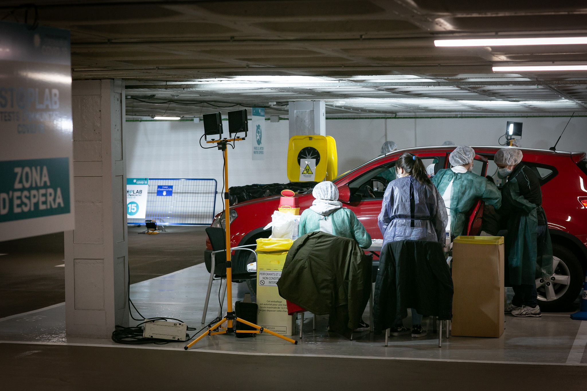 Un vehicle amb els seus ocupants passant la prova al punt de control d'Andorra la Vella, a l'aparcament de Prat de la Creu.