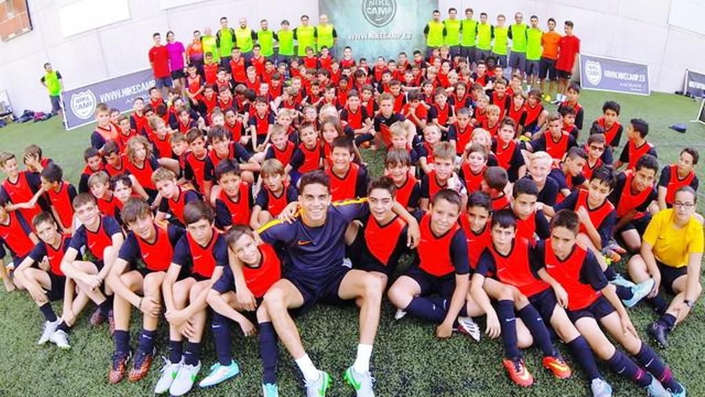 El jugador del Betis, Marc Bartra amb els participants a una anterior edició del Nike Camp.