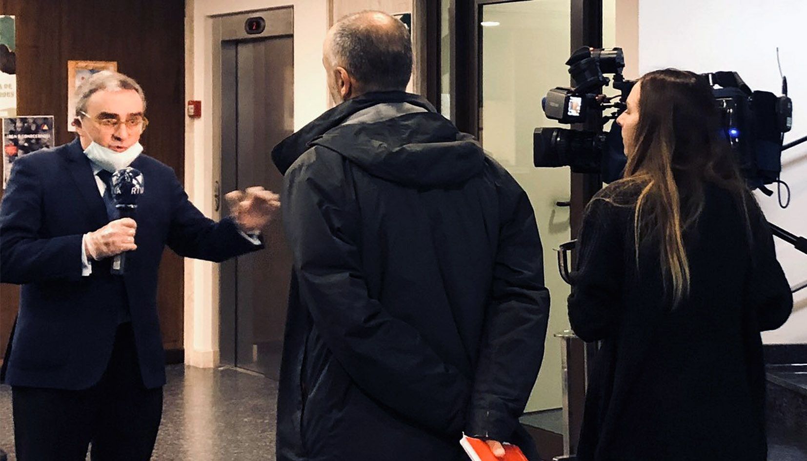 L'ambaixador Àngel Ros atenent mitjans de comunicació.