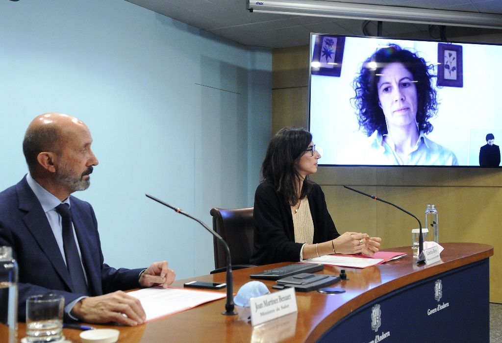 El ministre de Salut, Joan Martínez i les doctores Royo i García a la roda de premsa d'aquest dimarts.