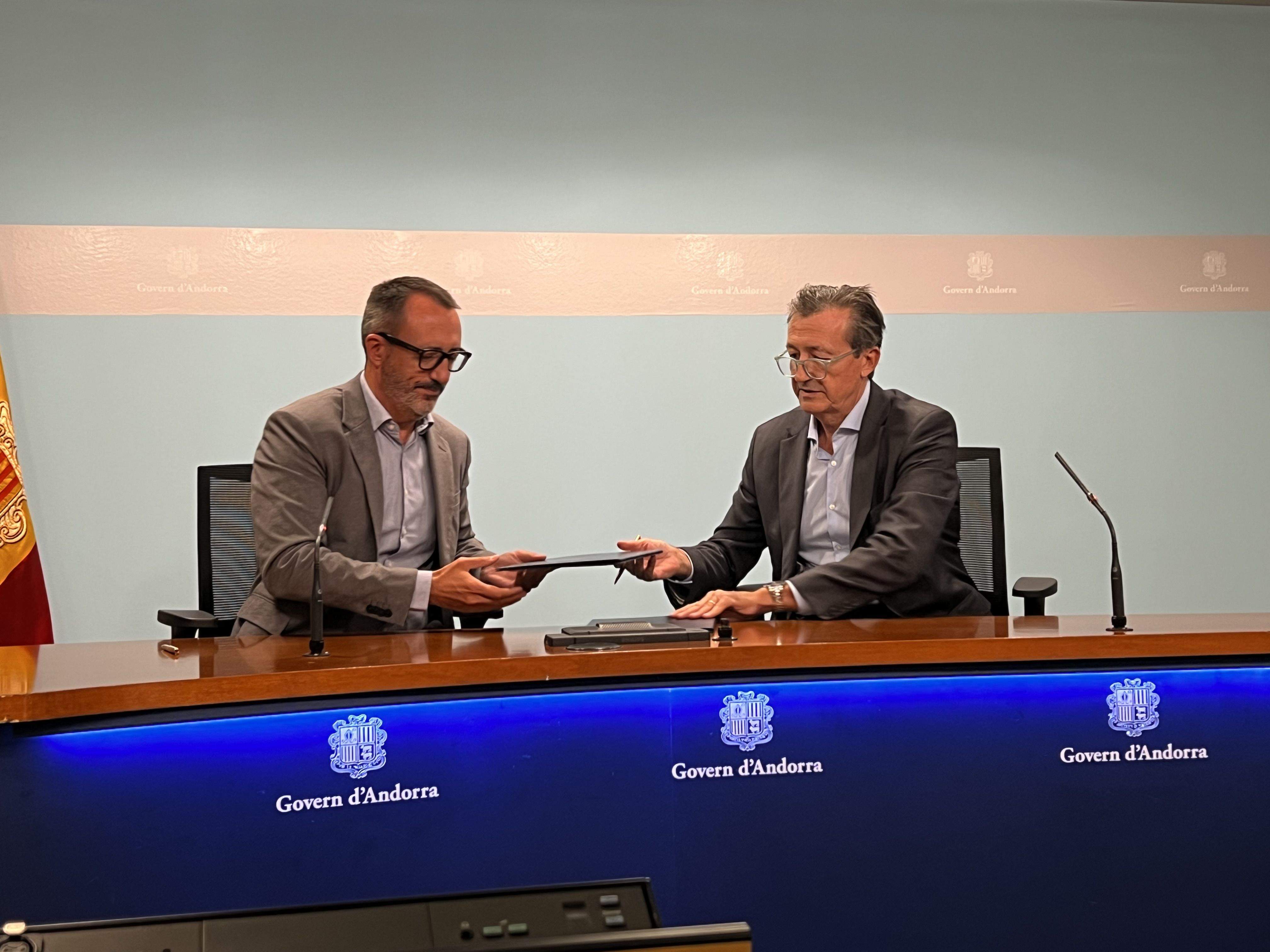Moment de la signatura del conveni entre l'ACA i el Govern.
