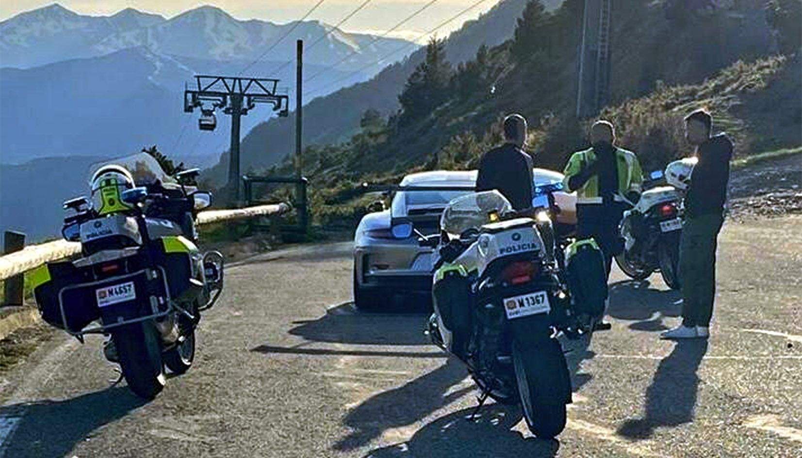Motoristes de la policia controlant dos vehicles als Cortals d'Encamp.
