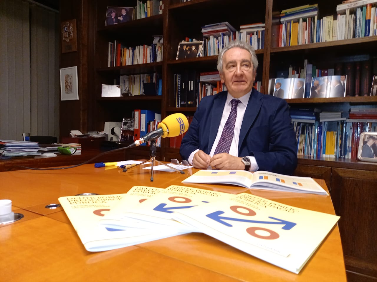 Jaume Barutmeu, amb diversos exemplars de l'estudi.