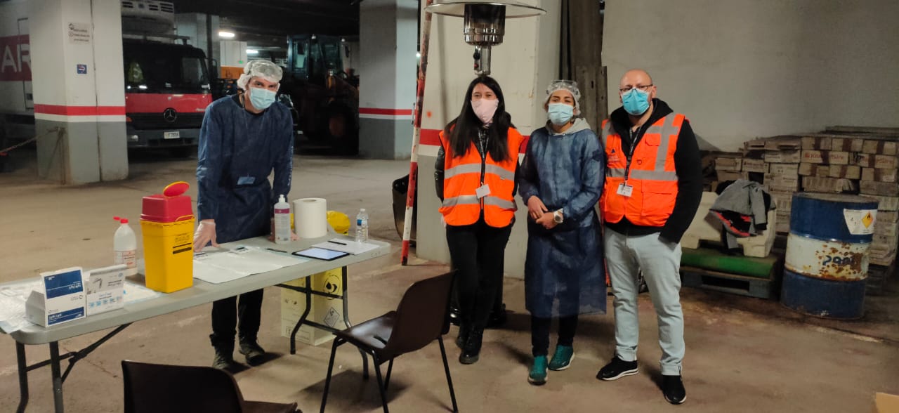 Fran, Sebastián i Maira col·laboren amb el programa de tests.