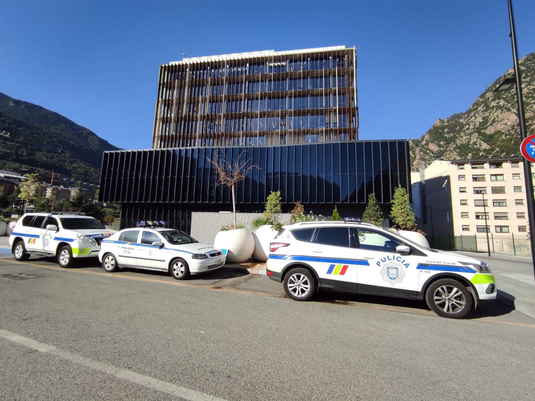 Tres cotxes policials just en les immediacions de la Seu de la Justícia.