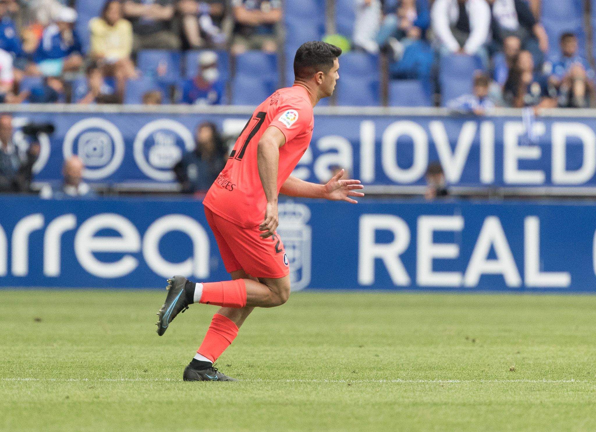 Pau Casadesús corre per celebrar el gol de la victòria a Oviedo.