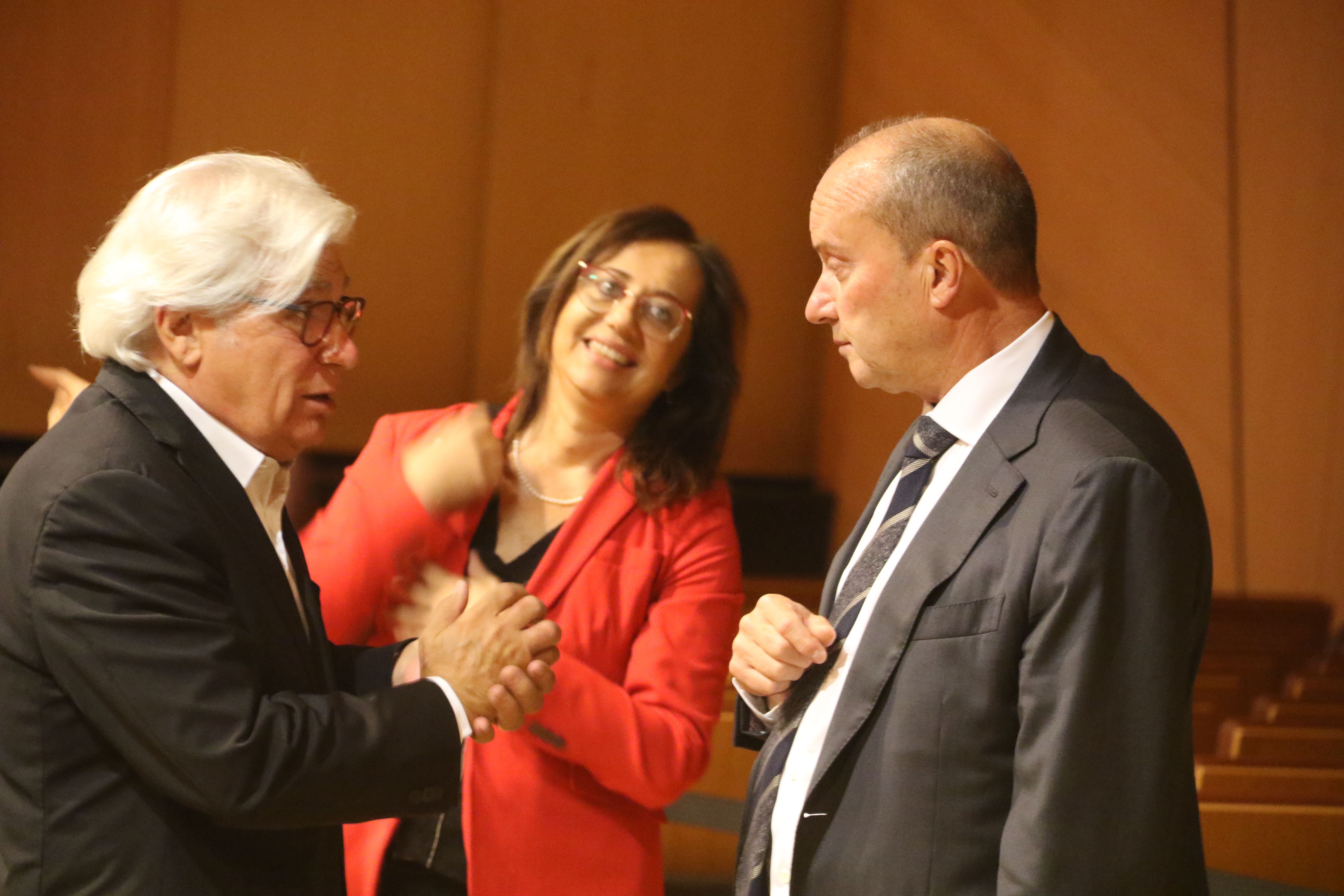 Josep Maria Rossell (dreta) parlant amb l'assessor del Consell Superior Ramon Camp amb la catedràtica Marta Ortega.