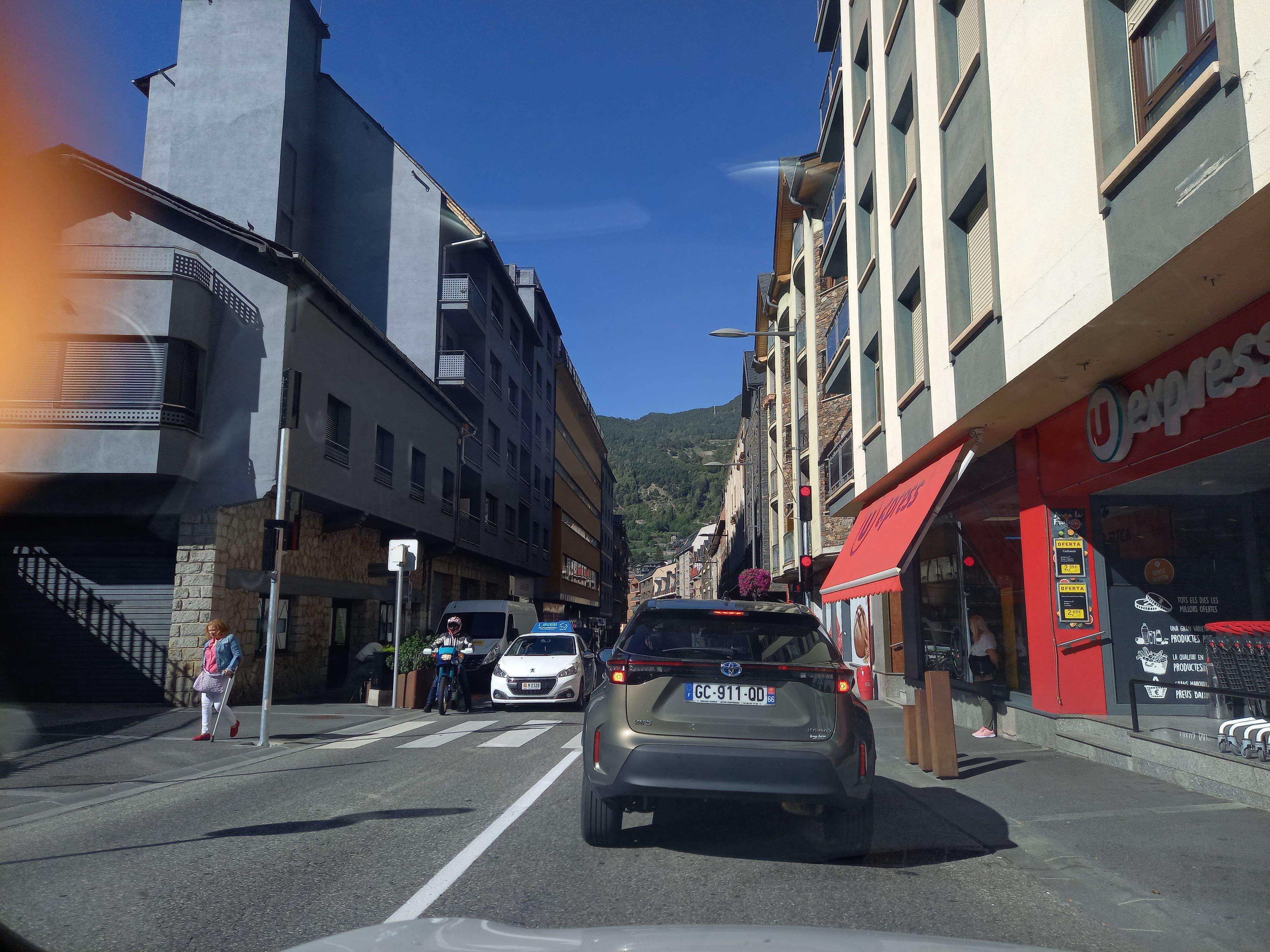 Un cotxe aturat davant un dels nous semàfors.