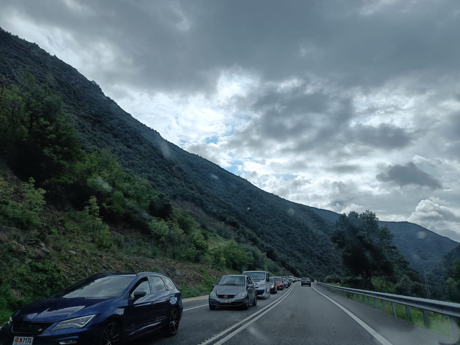 Cua d'entrada aquest dissabte al matí a la N-145.