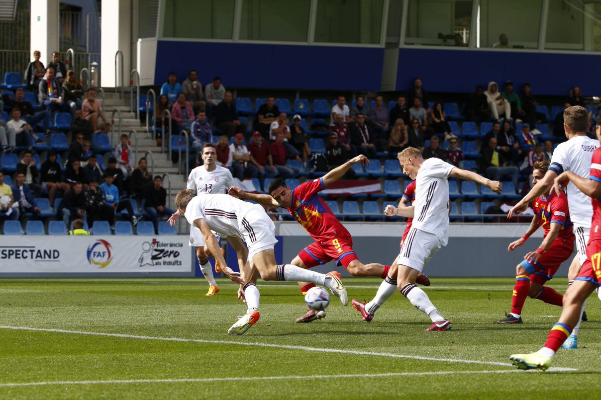 Cucu intenta rematar entre dos defensors letons al partit d'aquest diumenge.