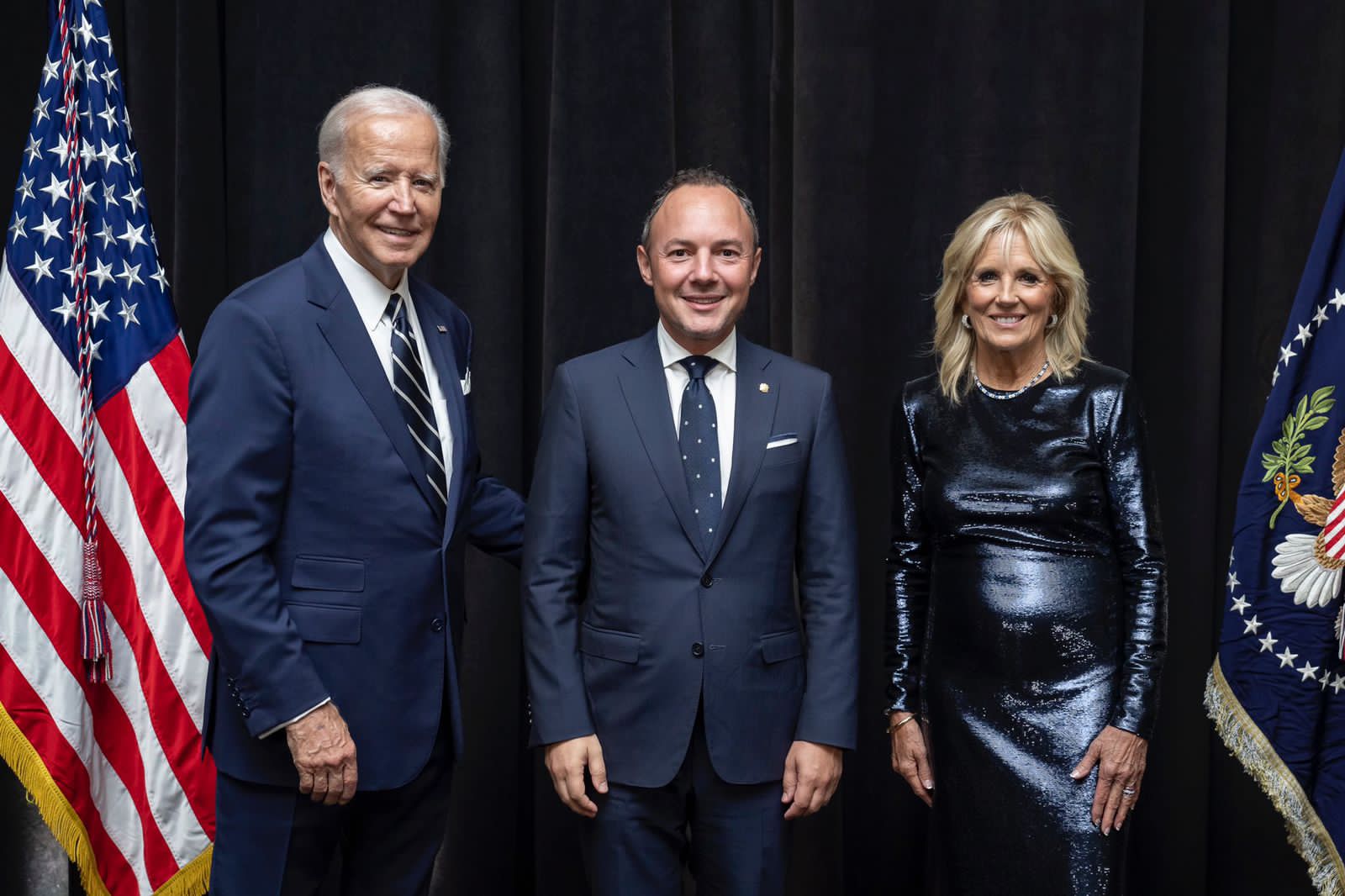 Espot amb el president dels Estats Units Joe Biden i la seva esposa.