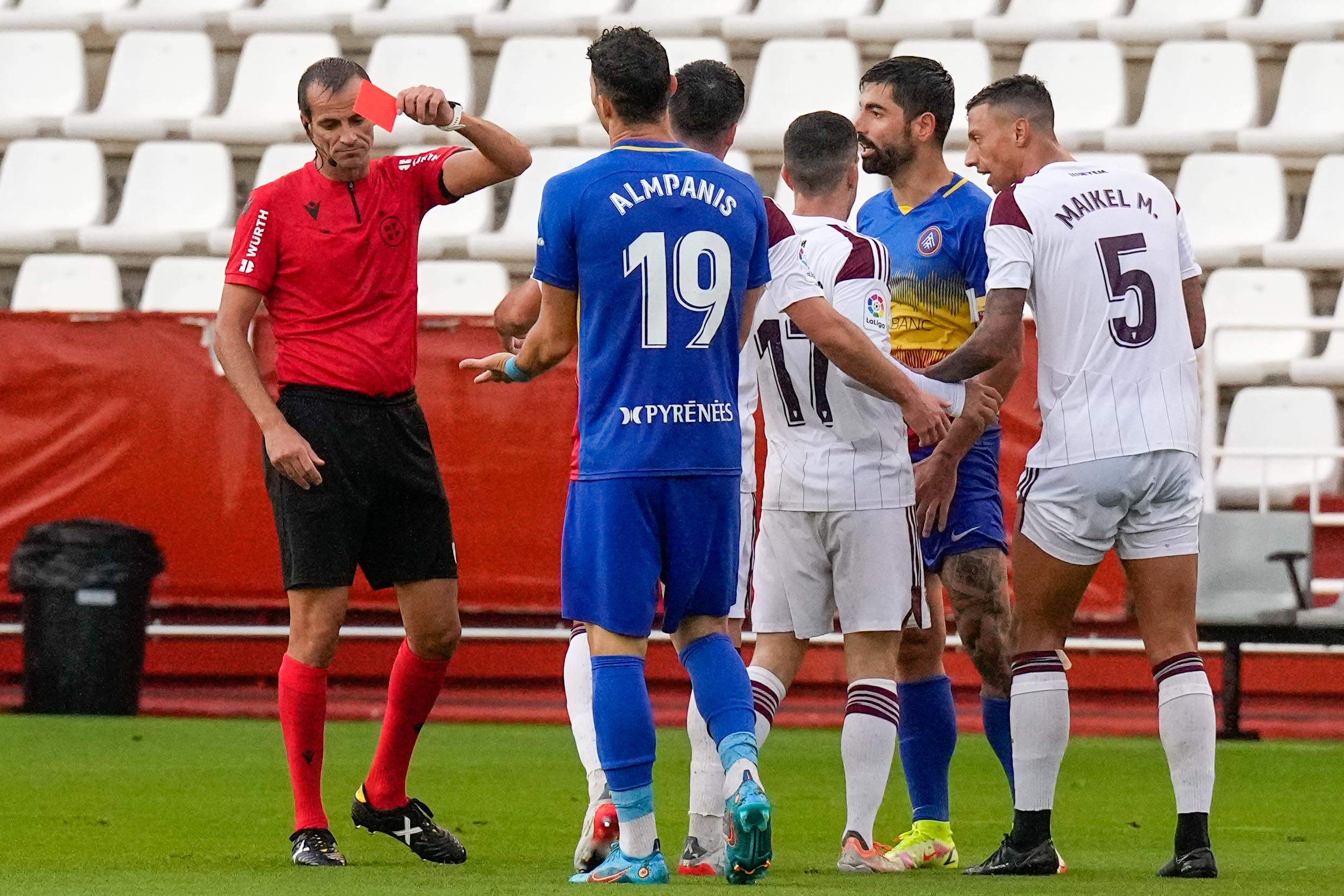 Milla Albéndiz ensenya una vermella molt rigorosa a Carlos Martínez.