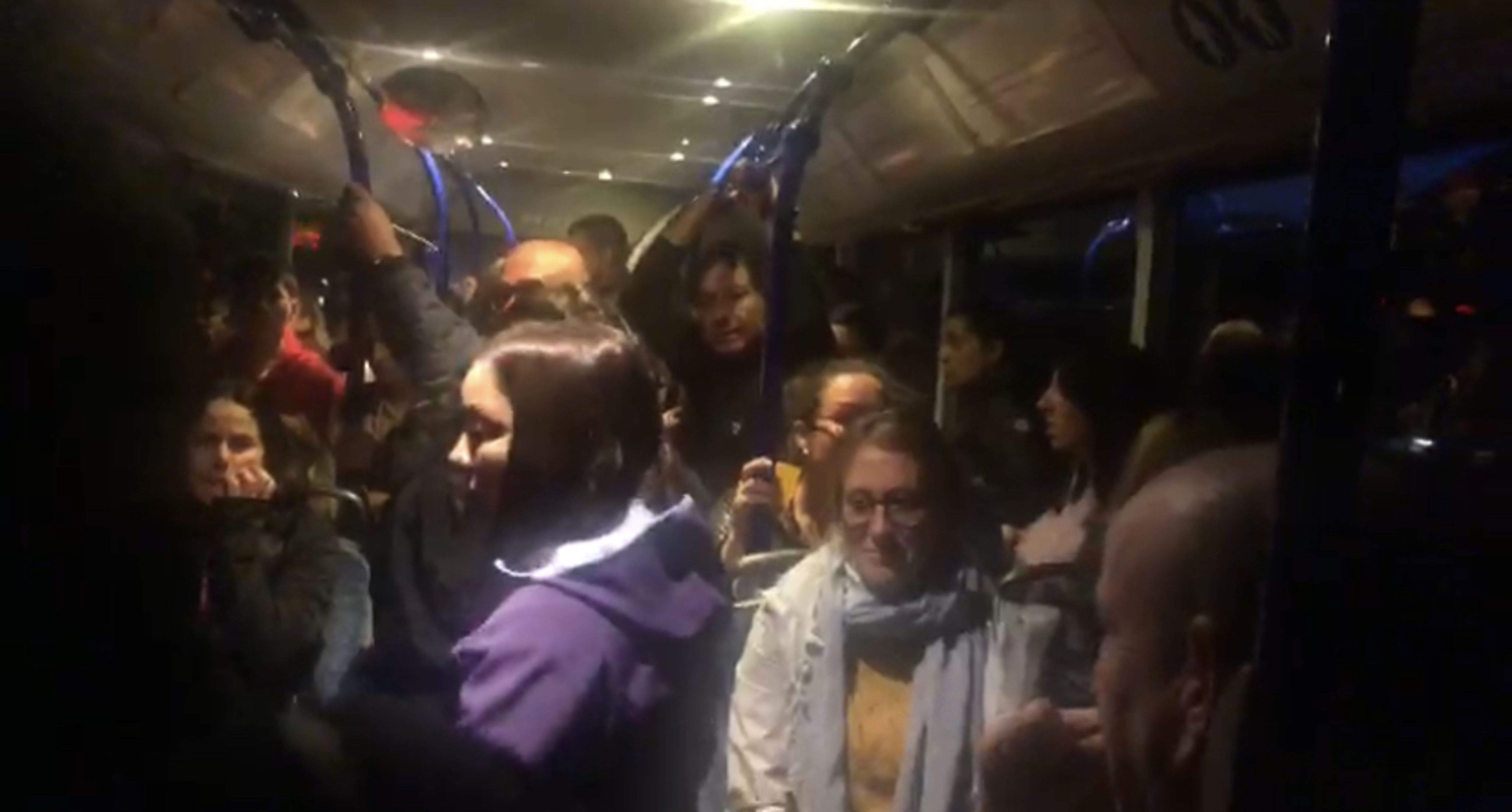 Imatge de l'interior del bus ple d'usuaris els darrers dies.