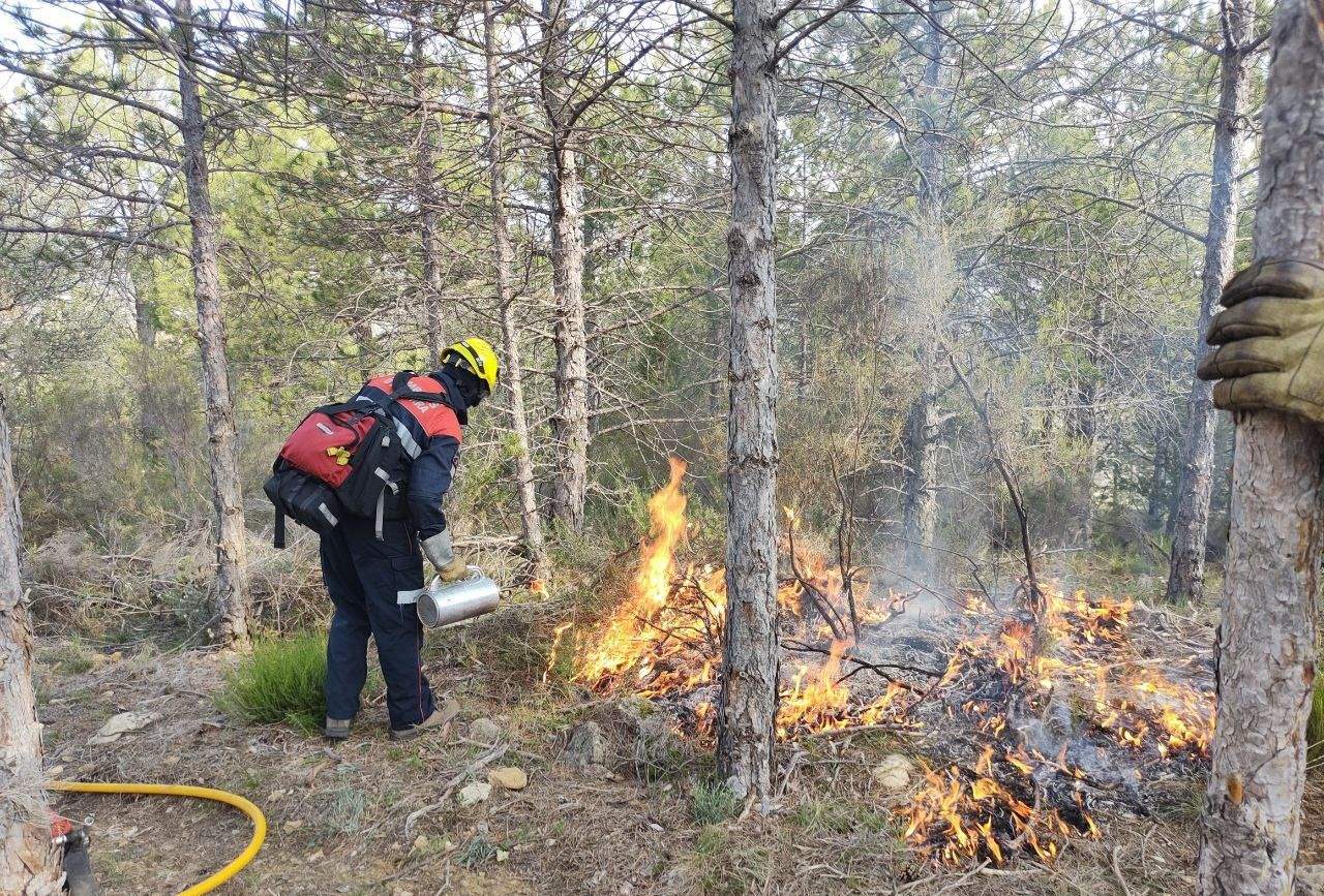 Un bomber en un simulacre d'incendi forestal.